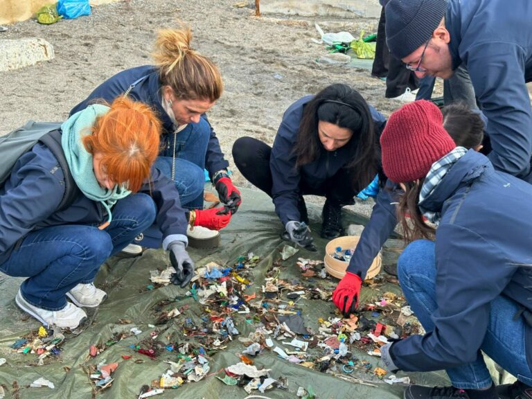 Spiaggia di Sturla teambuilding RINA clean up scientifica con WildSteps