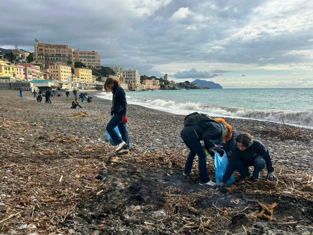 RINA – Clean-up in spiaggia a Genova, team building, retention
