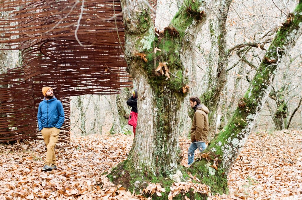 camminare nella natura elimina lo stress da lavoro e aumenta il benessere