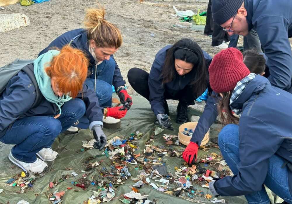 Spiaggia di Sturla teambuilding RINA clean up scientifica con WildSteps