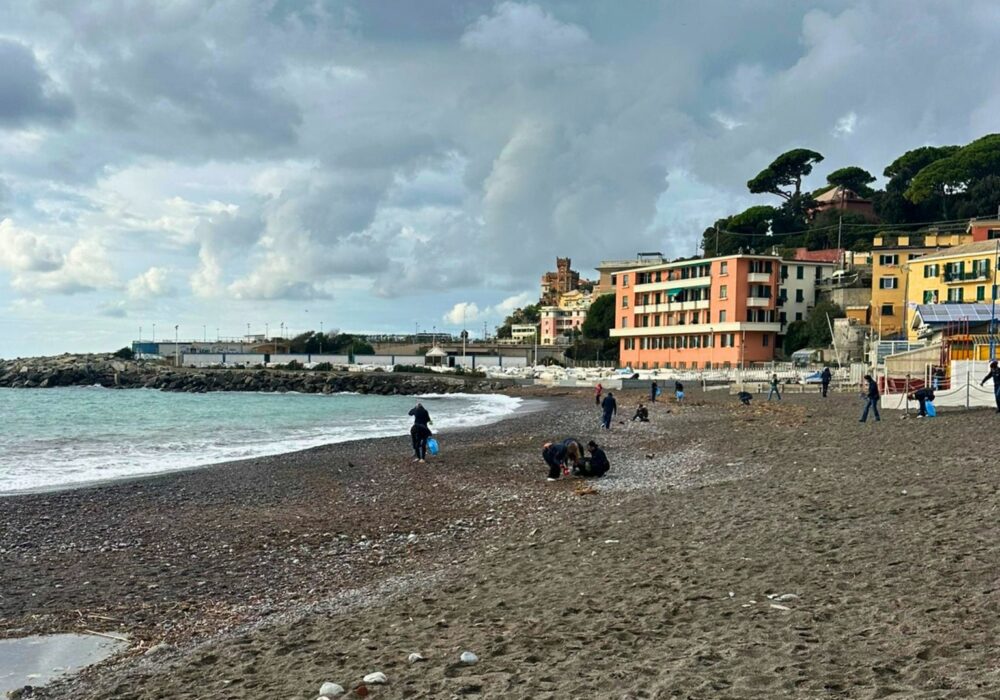 Spiaggia di Sturla teambuilding RINA clean up scientifica con WildSteps